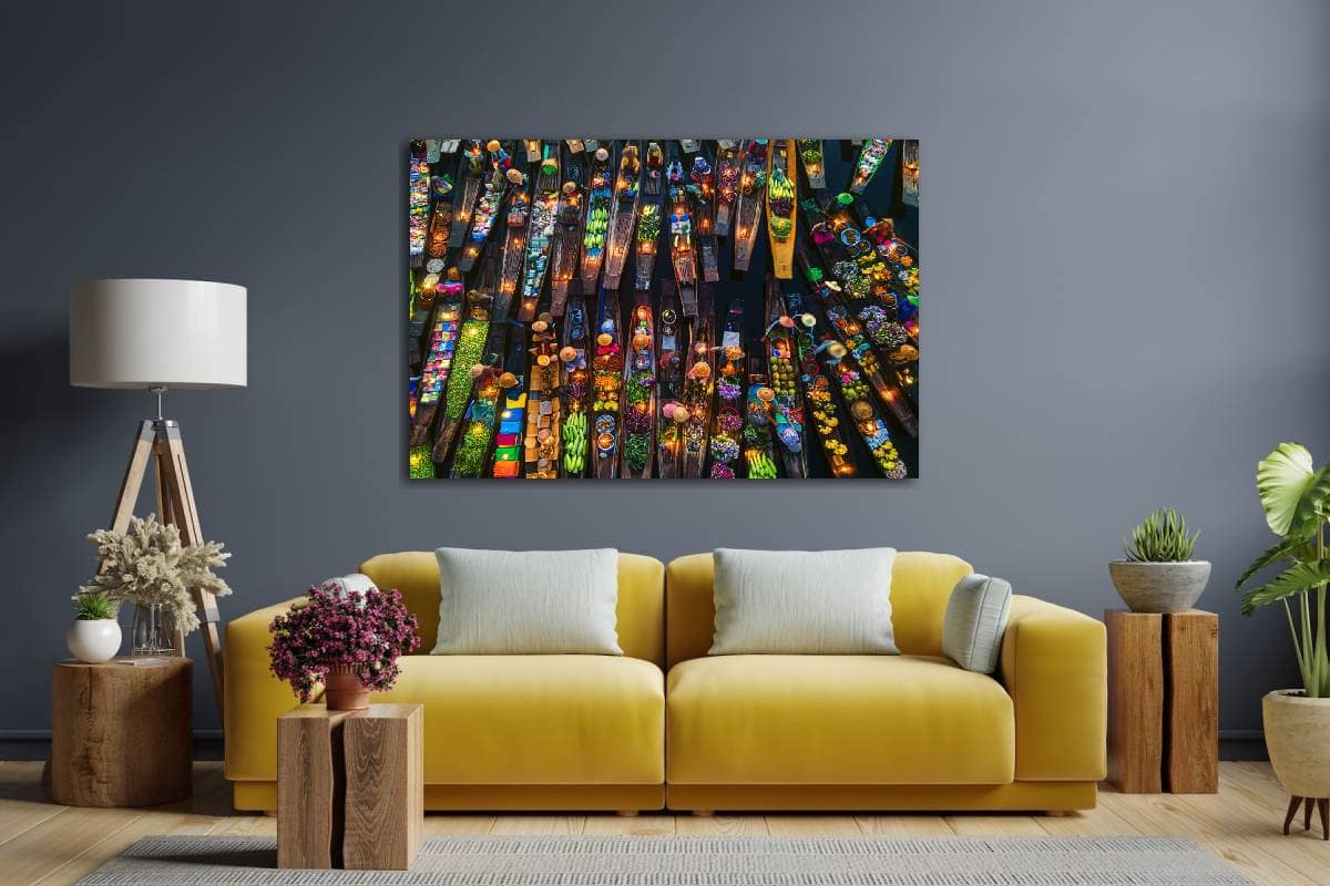 Foto op plexiglas aan de muur in woonkamer boven gele bank