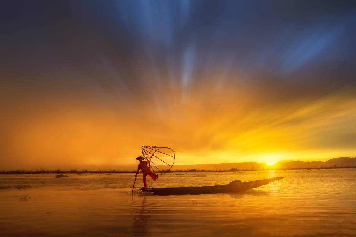 Visser bij zonsondergang op het Inlemeer