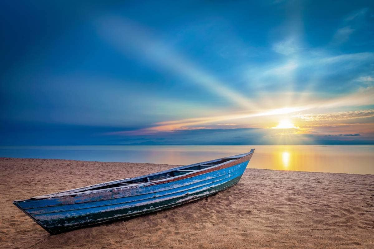 Bootje bij het Malawimeer bij zonsopkomst