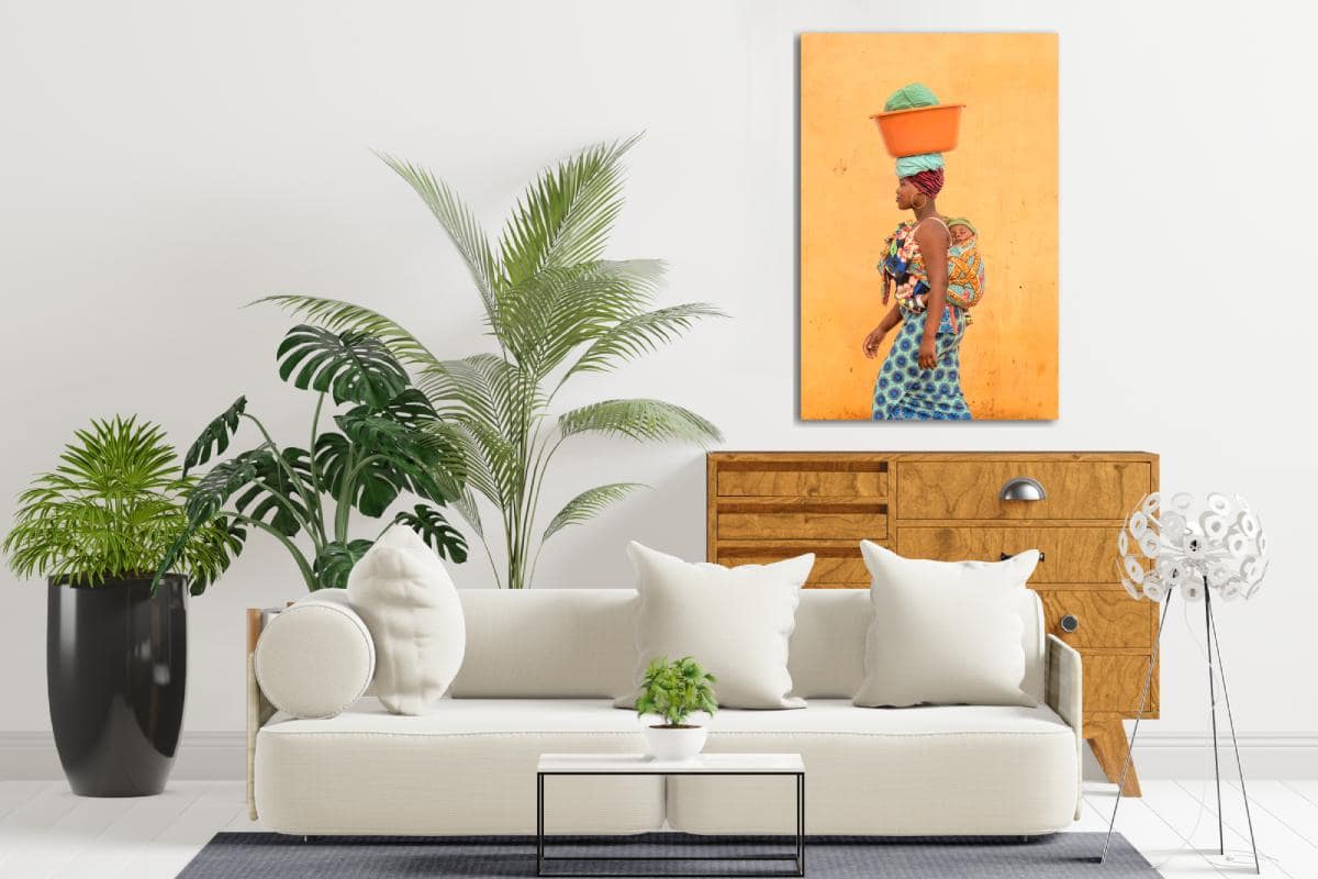 Wanddecoratie 'Miranda and Acacio' in woonkamer met witte bank en planten
