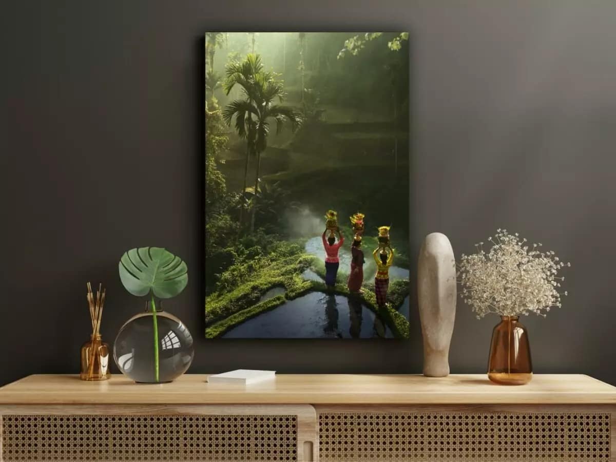 Bali-Rarindra-Prakarsa-Indonesie Kastje met daarop foto op plexiglas van drie Balinese vrouwen in het regenwoud