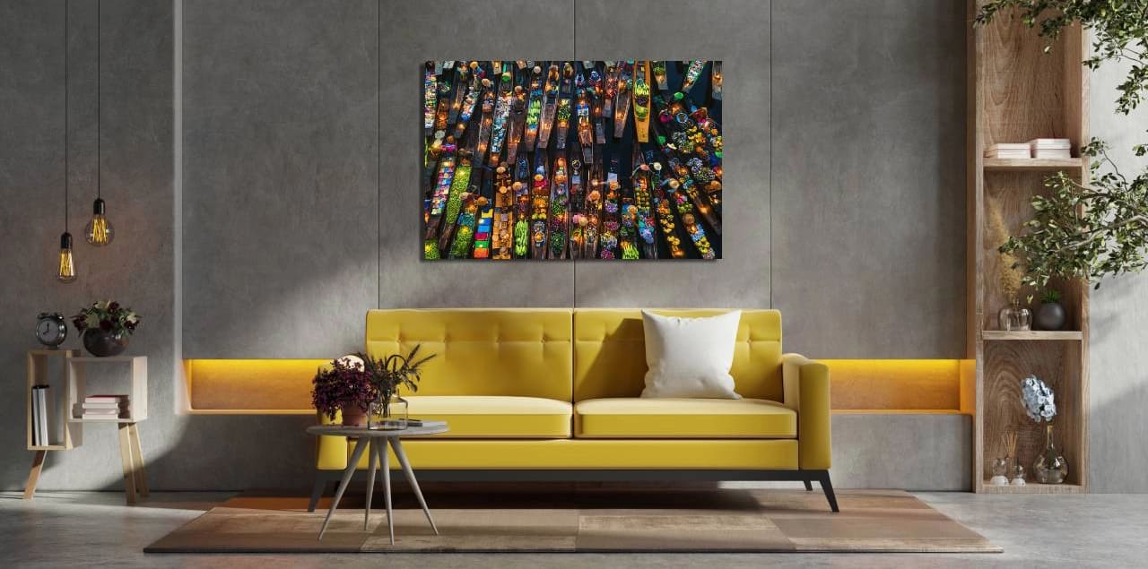 wanddecoratie-drijvende-markt-op-plexiglas-aan-de-muur-boven-gele-bank-in-woonkamer Voorbeeld van fotokunst op canvas, aluminium of canvas in interieur met gele bank