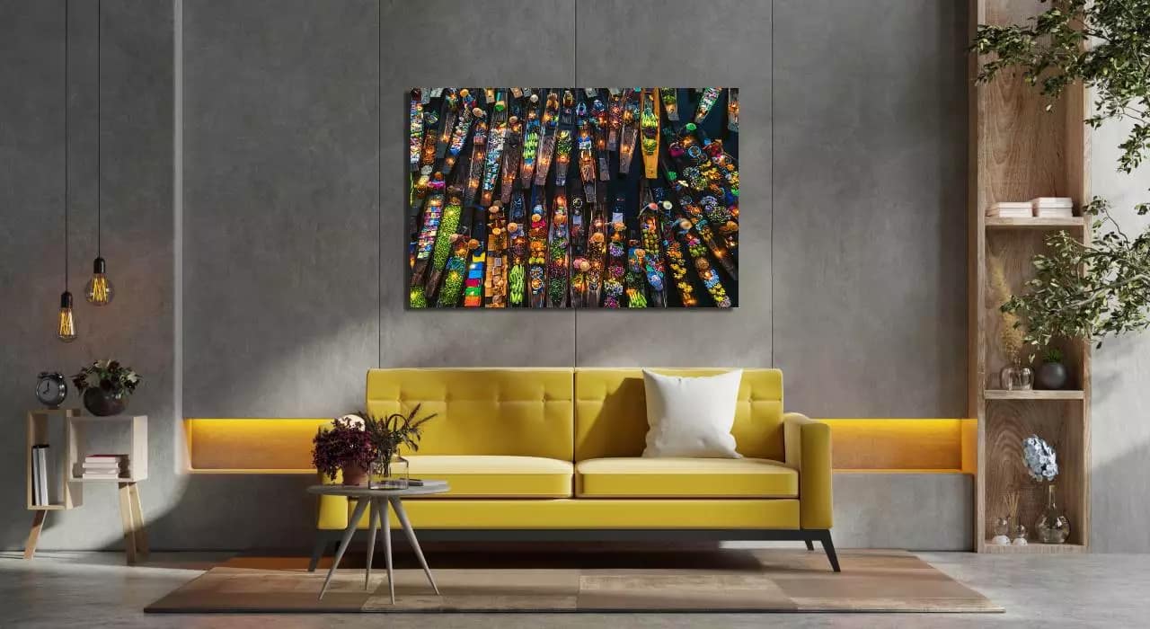 Wanddecoratie boven gele bank voor pagina over formaten