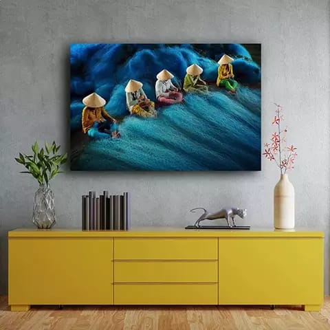 Foto aan de muur van Vietnamese vrouwen die netten repareren Interieur met voorbeeld van Aziatische fotokunst op canvas, plexiglas of aluminium