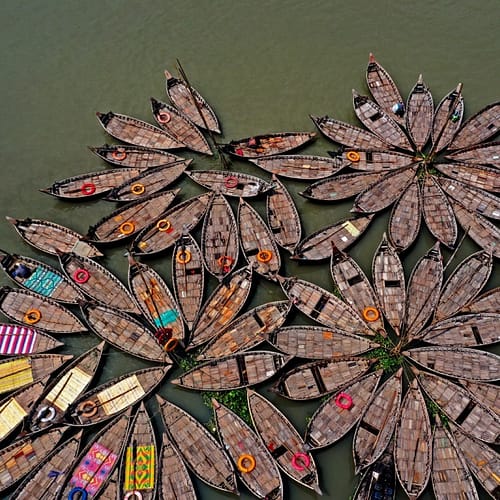 Flowers of Boats is een luchtfoto met kleurrijke bootjes