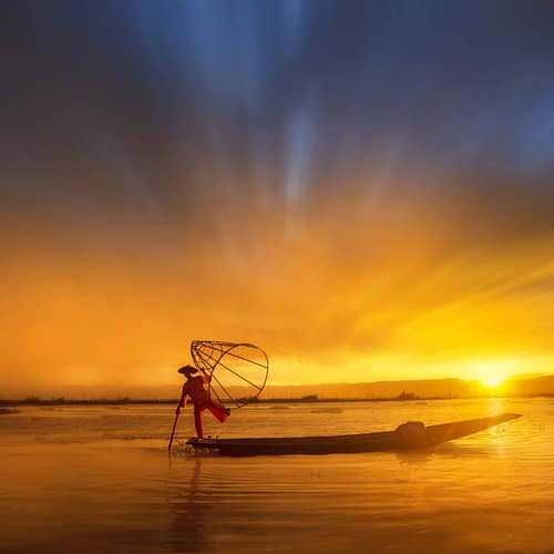 Visser bij zonsondergang op het Inlemeer