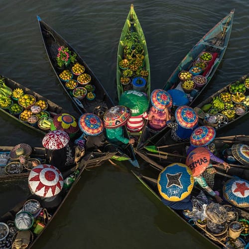 Luchtfoto van kleurrijke drijvende markt in Borneo, Indonesië