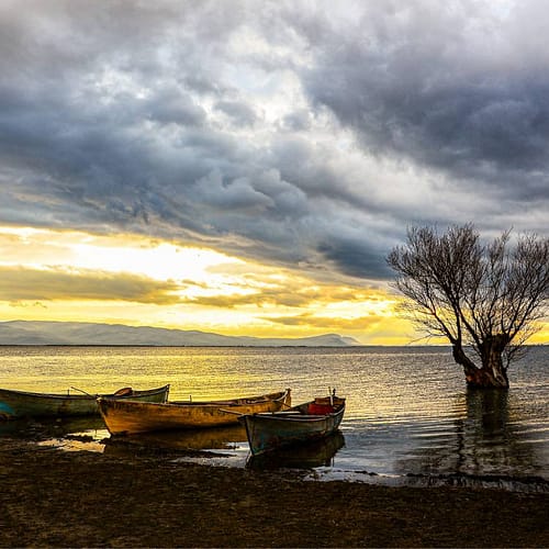 Bootjes op Lake Isikli bij zonsondergang