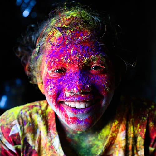 Kleurrijk portret van Indiaas jongetje tijdens het Holi festival