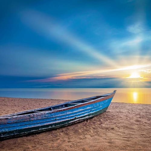 Bootje bij het Malawimeer bij zonsopkomst