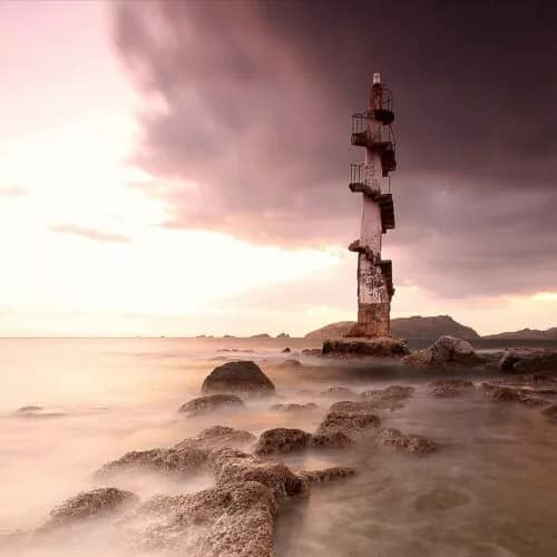 Froi-Rivera-The-Guide-500x500 Een vuurtoren in zee bij zonsondergang