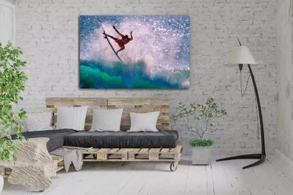 Fotokunst Jump-high-Fan-Hui-Ling Fotokunst met golfsurfer aan de muur boven bank van pallets