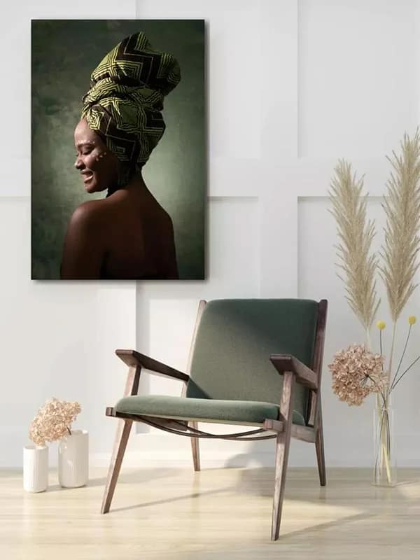 Foto op plexiglas van Afrikaanse vrouw aan de muur in woonkamer boven groene stoel