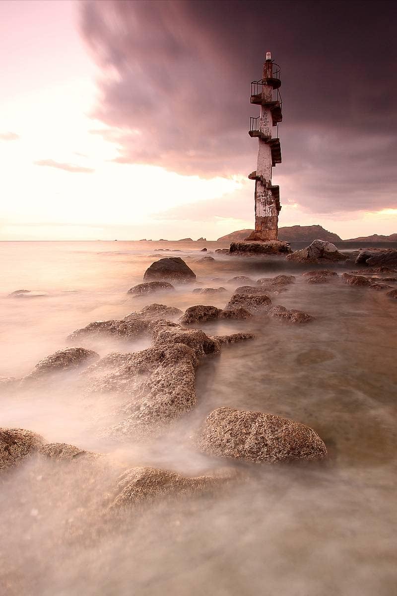 Oude vuurtoren bij zonsondergang in Bataan op de Filipijnen