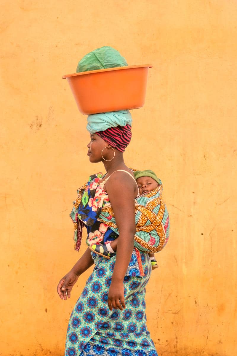 Miranda and Acacio op straat in Mozambique met een gele muur op de achtergrond
