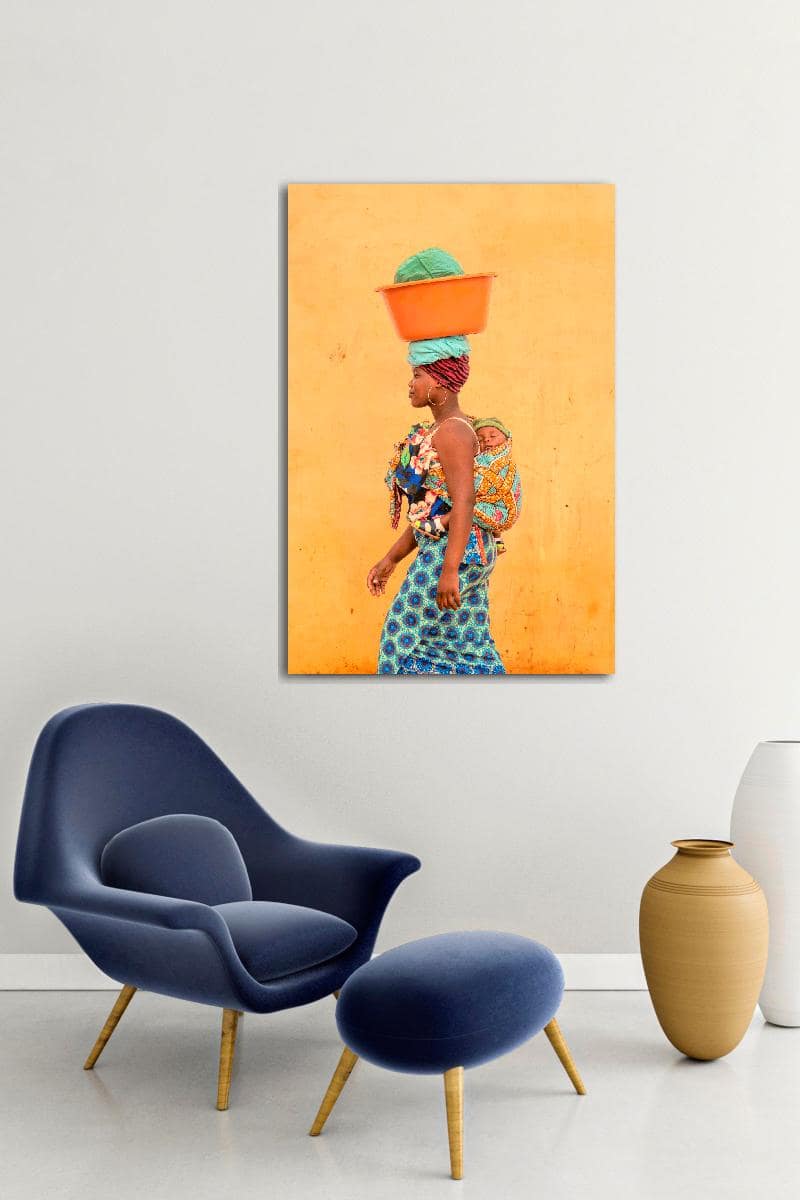 Interieur met blauwe stoel en vazen en foto aan de muur van Miranda and Acacio