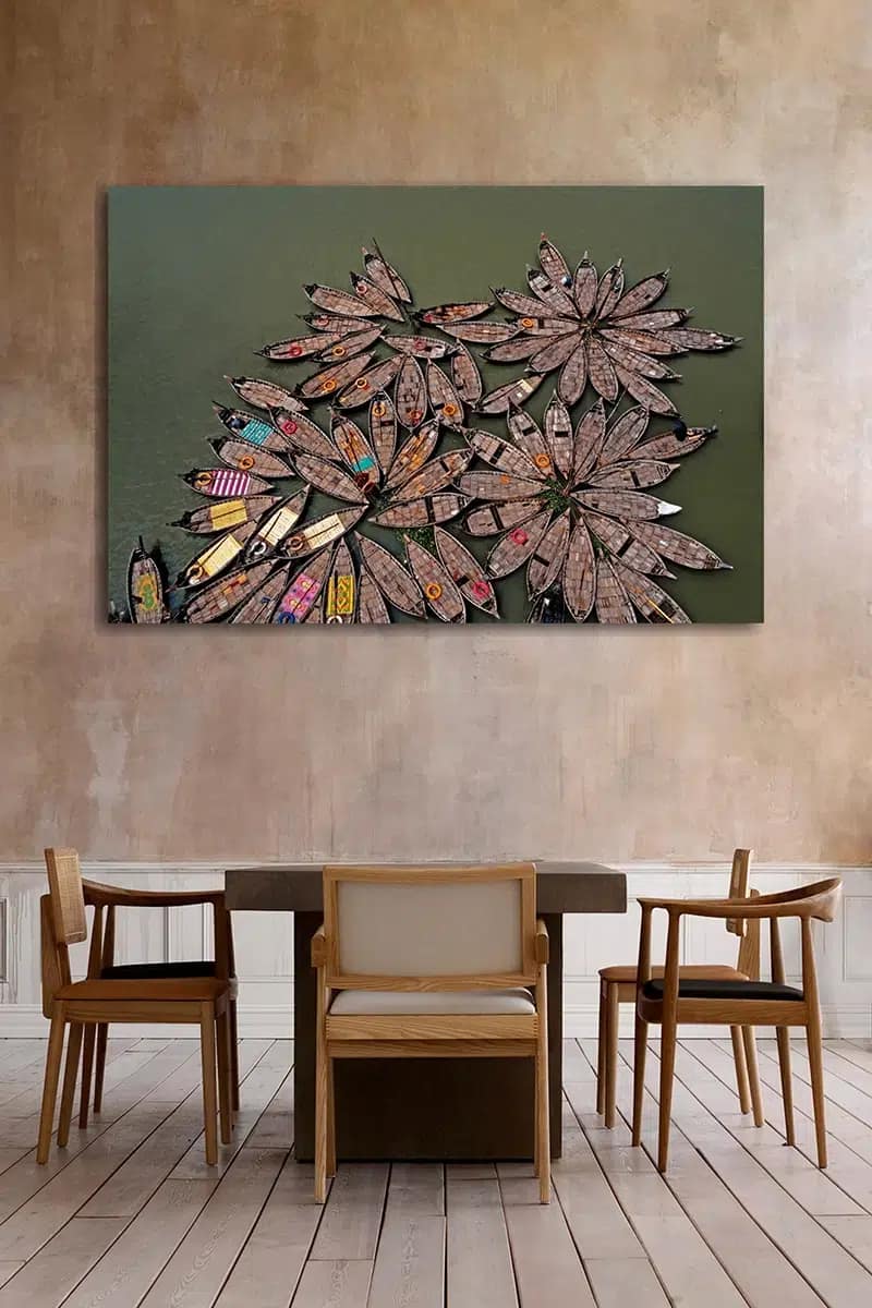 Fotokunst Flowers-of-Boats-van-Momo-Mustafa-ter-inspiratie Fotokunst 'Flowers of Boats' aan de muur boven eettafel