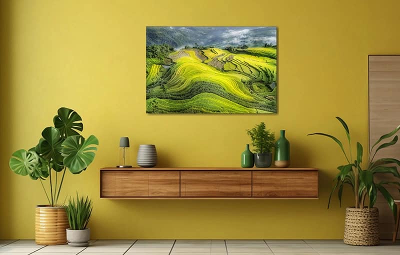 Dressoir met daarboven fotokunst 'Rice Wave' aan gele muur Interieur met gele muur en wanddecoratie 'Rice Wave'