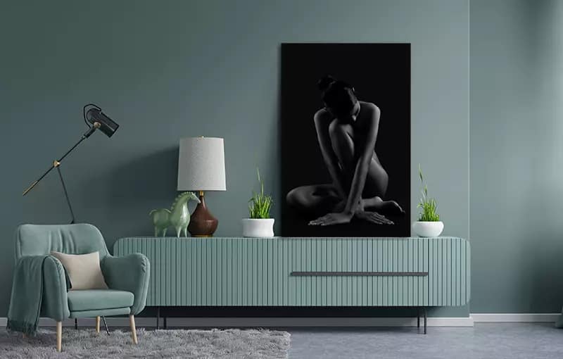 Inspiratie woonkamer met foto van artistiek naakt in zwart-wit Woonkamer met witte bank en wanddecoratie 'Summer on the Lotus Pond'