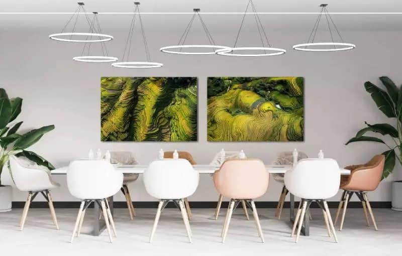 Vergaderruimte met foto's aan de muur van rijstvelden