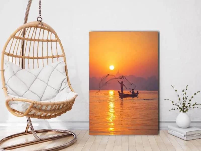 Foto op plexiglas-golden-hour-van-kyaw-zay-yar-lin Woonkamer met hangstoel en daarnaast een foto op canvas van een bootje bij zonsondergang