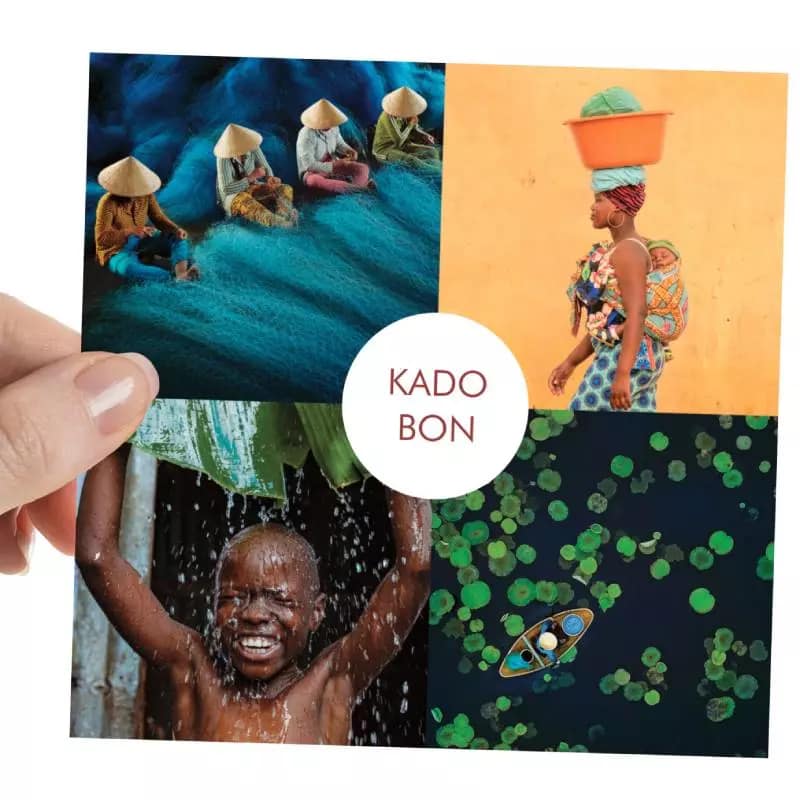 Hand-met-cadeaubon-Fair-Photo-Shop-voor fotokunst op materiaal en formaat naar keuze Hand met cadeaubon Fair Photo Shop voor fotokunst op materiaal en formaat naar keuze